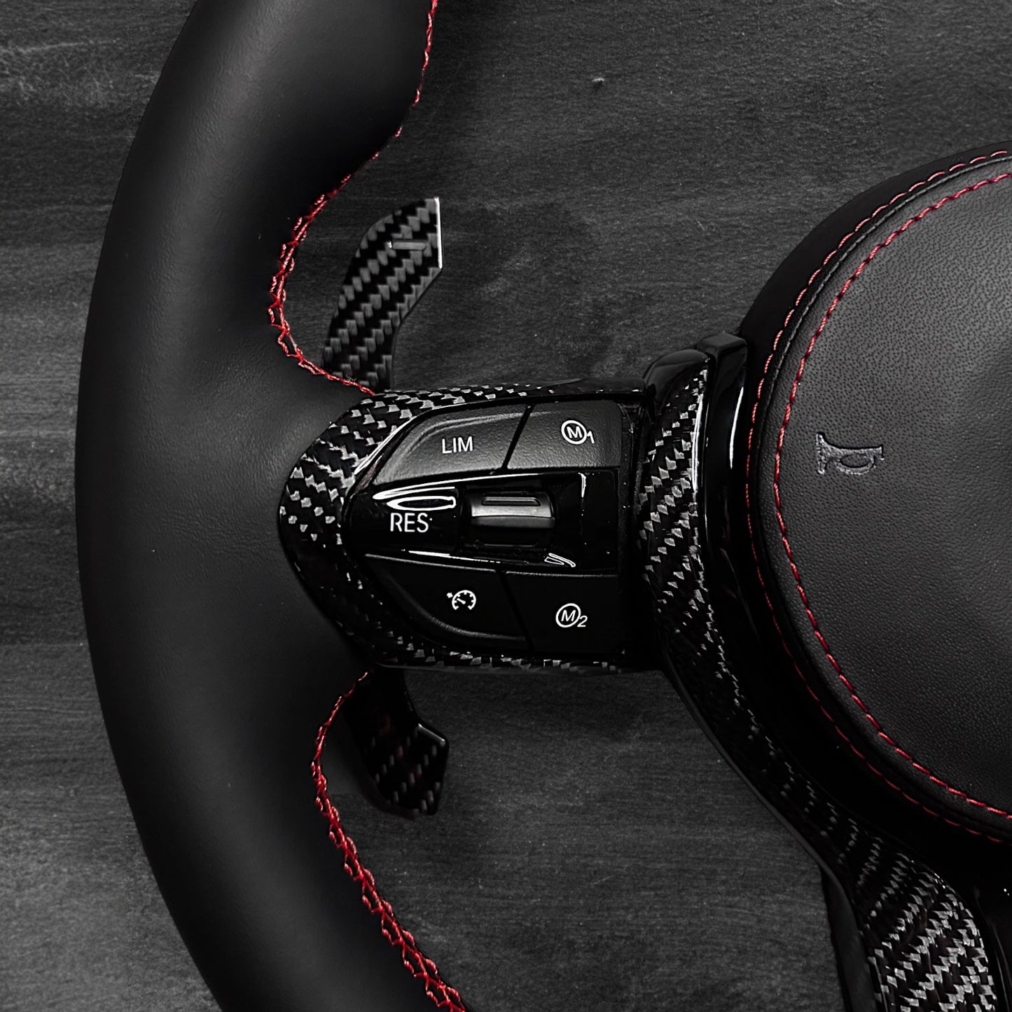 BMW F-Serie Ratt - Nappaskinn m/ Carbon Deksel & Skinn Airbag