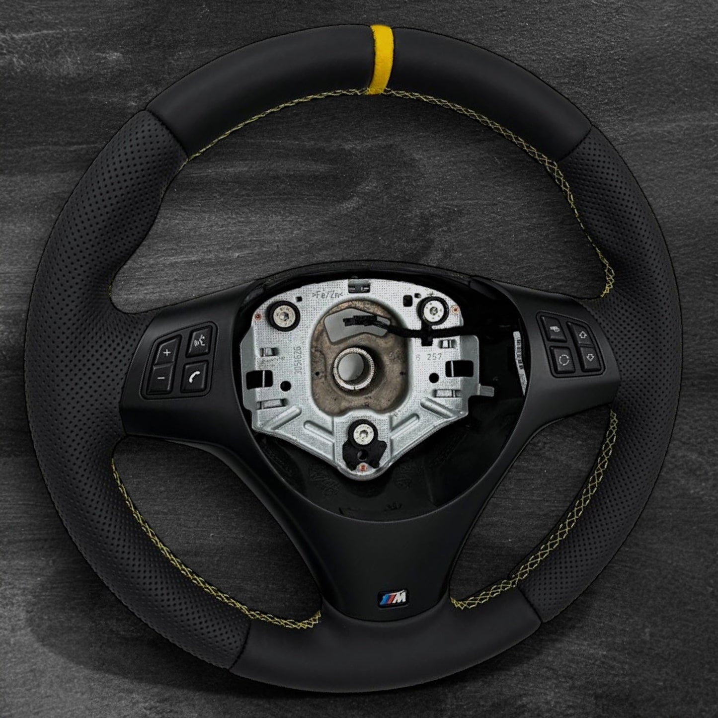BMW E90/E91/E92/E93 Ratt m/ Perforert Skinn Uten Airbag / Uten Deksel / Ingen Paddles / Manuell Bil