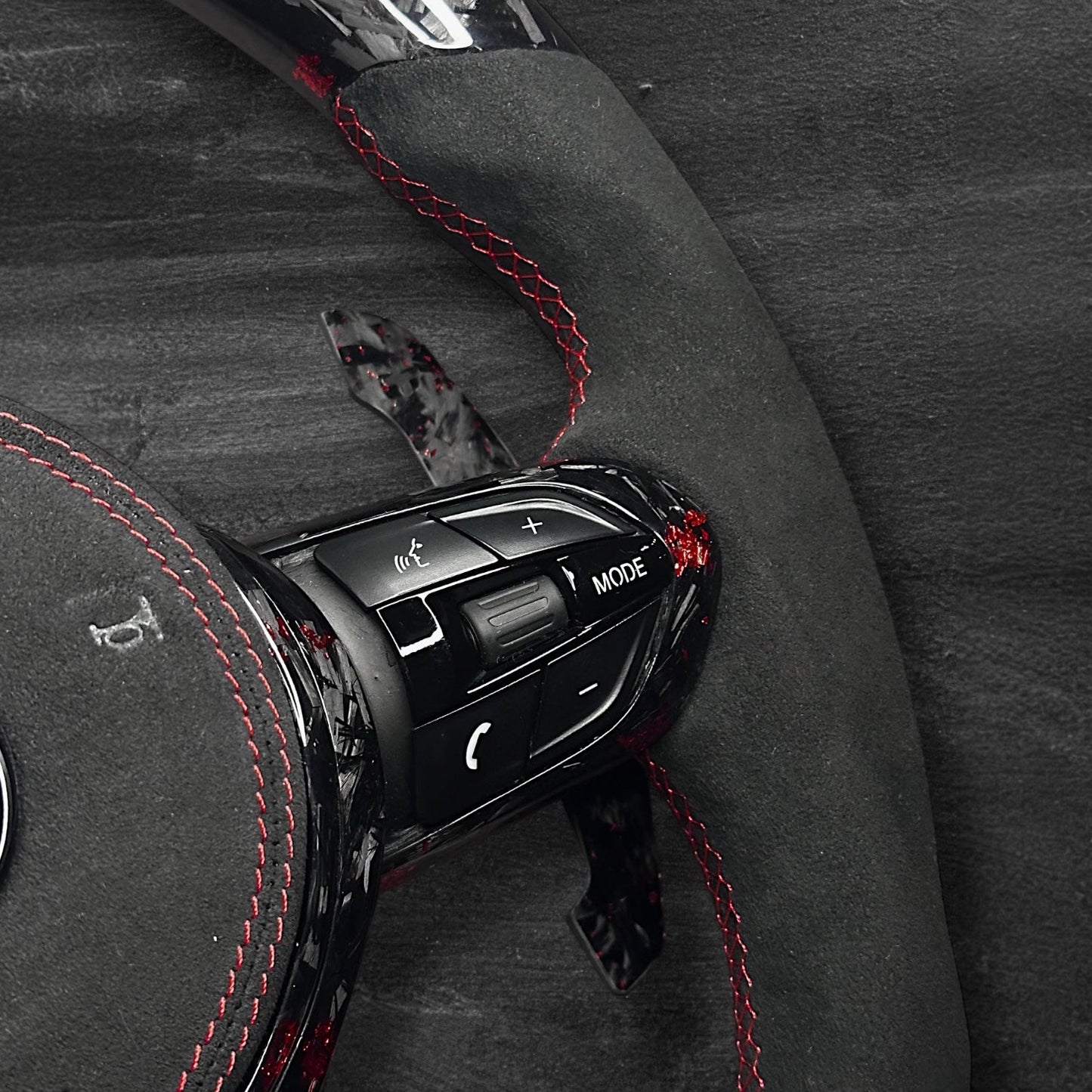 BMW F-Serie Ratt - Forged Carbon med rød flak & Alcantara m/ LED Display