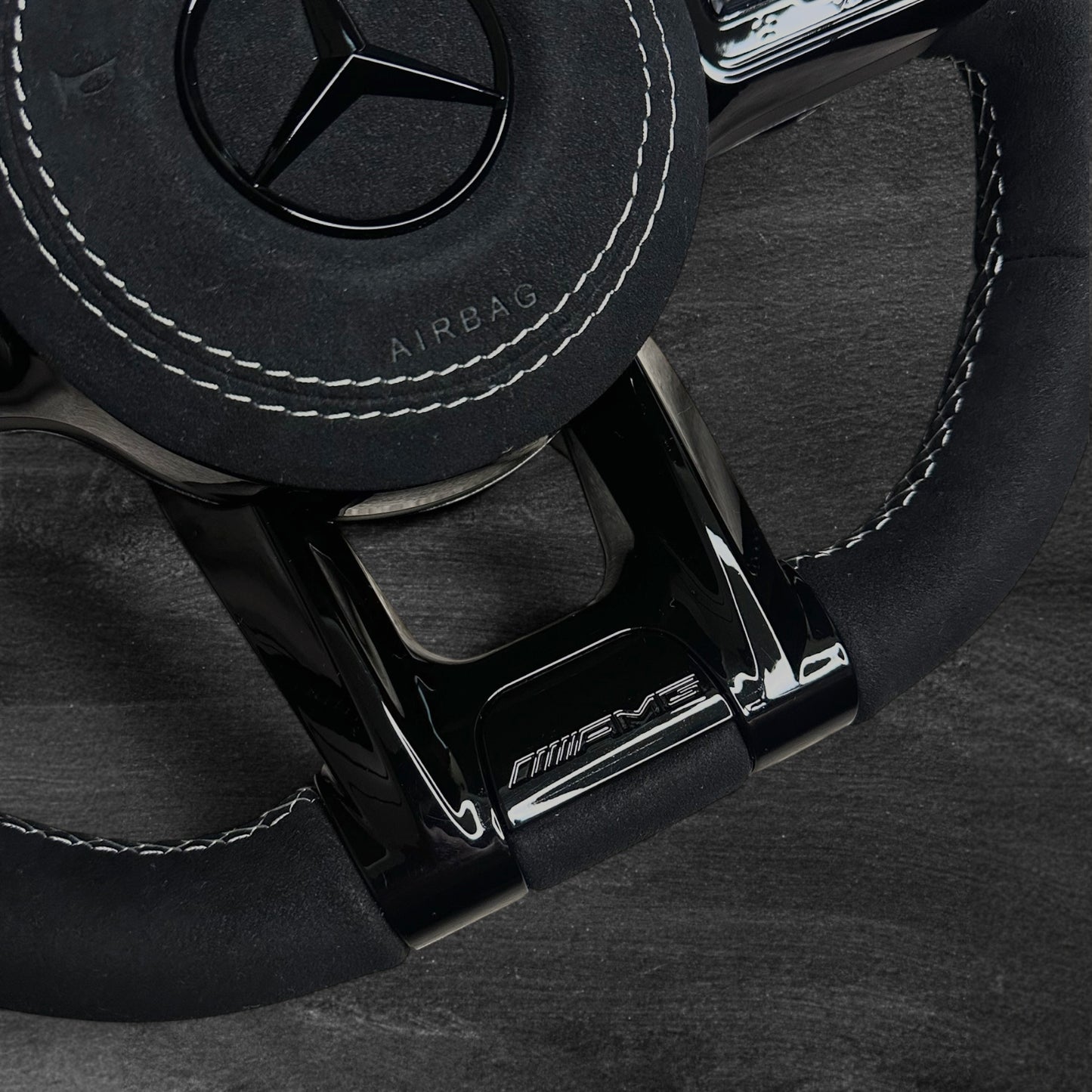 Mercedes-Benz AMG Ratt - Alcantara m/ All-Black Look & Alcantara Airbag