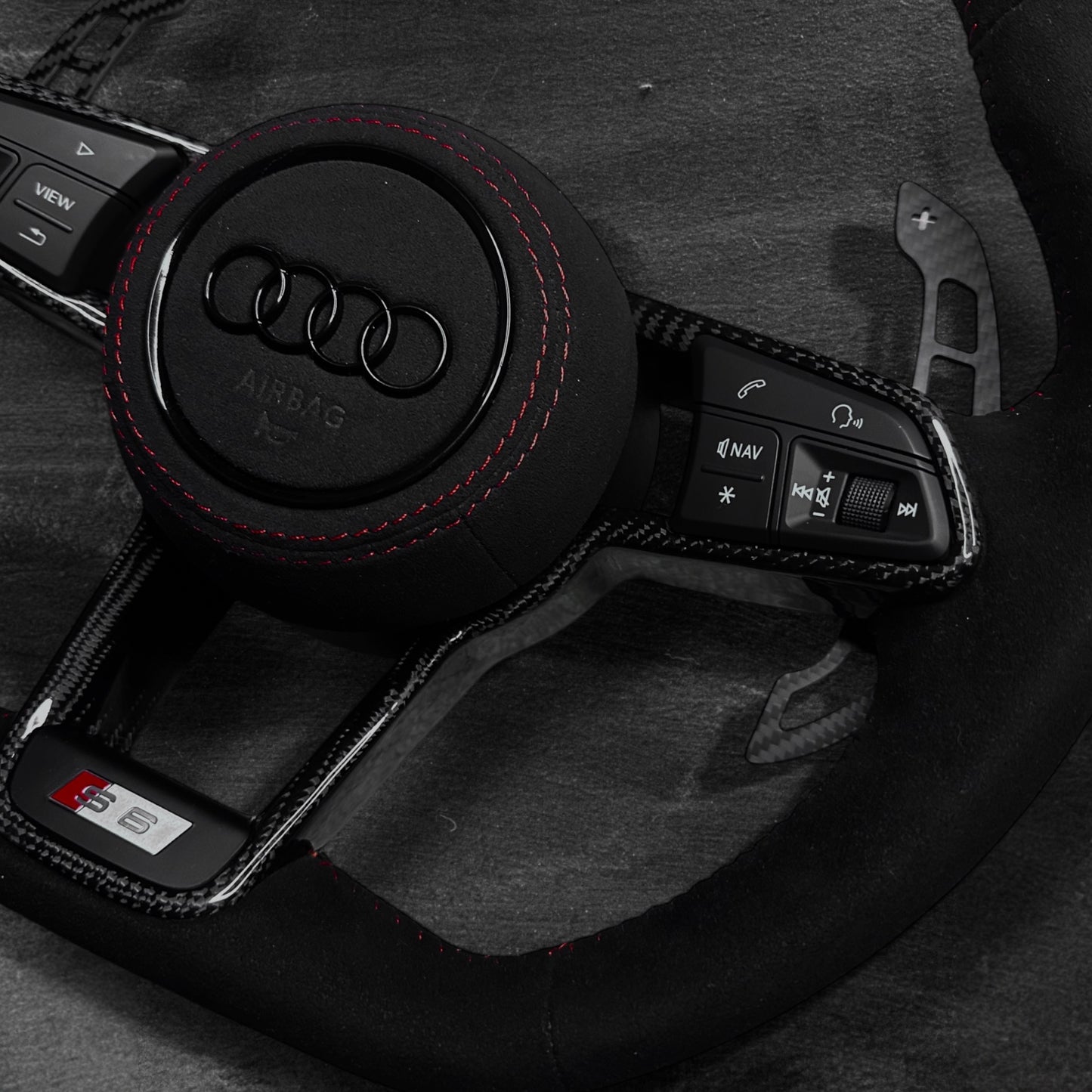 Audi TT/R8 Ratt - Alcantara m/ Carbon Deksel