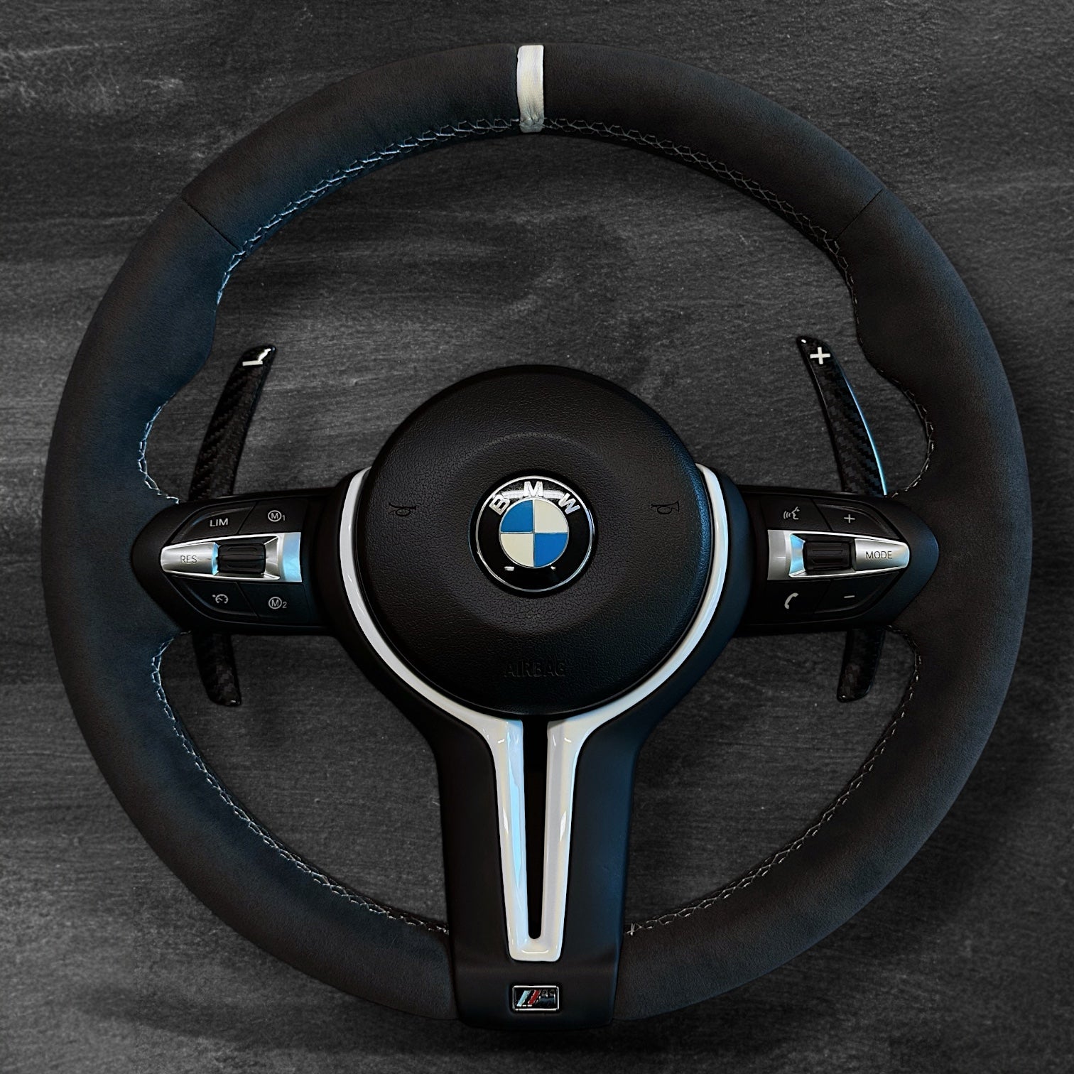 BMW F-Serie Alcantara Ratt m/ Hvite Detaljer