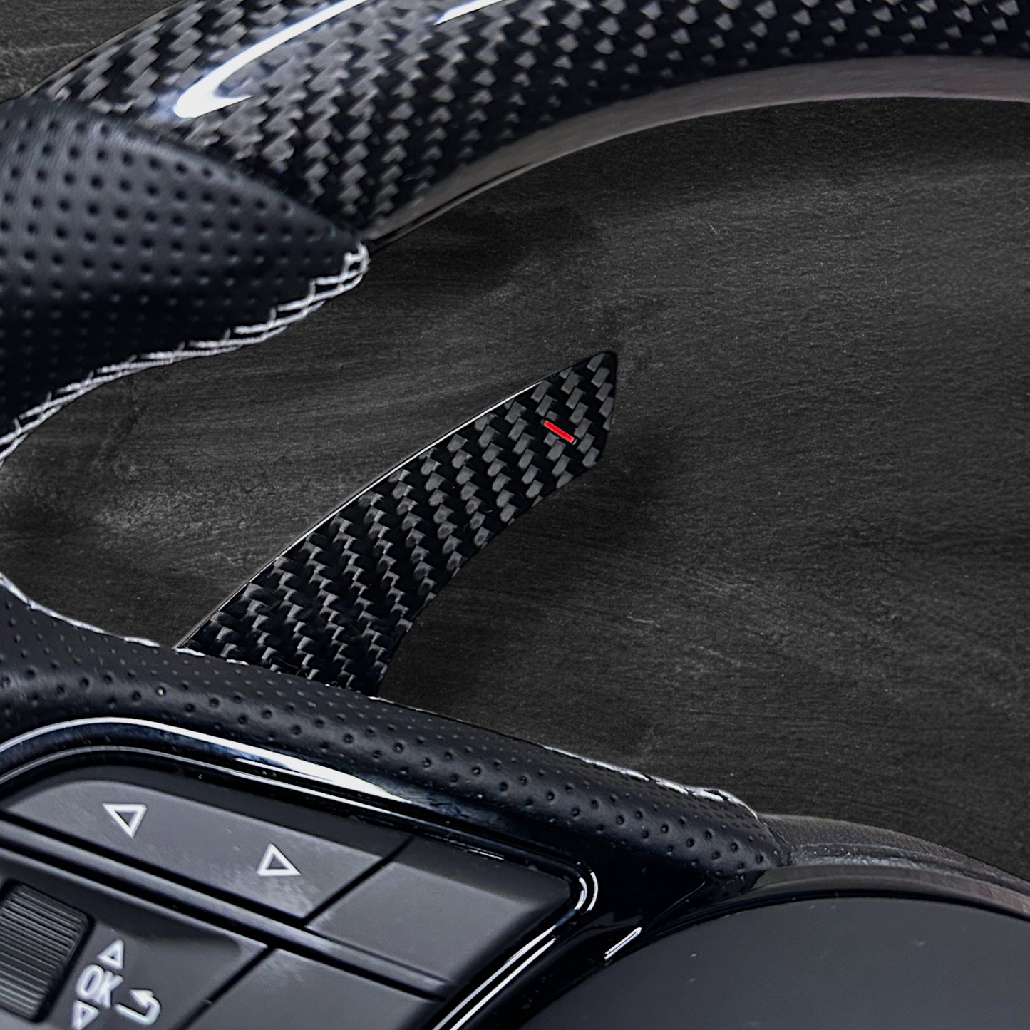 Audi RS B9 Ratt - Carbon & Skinn m/ Stripe & Chrome Delete