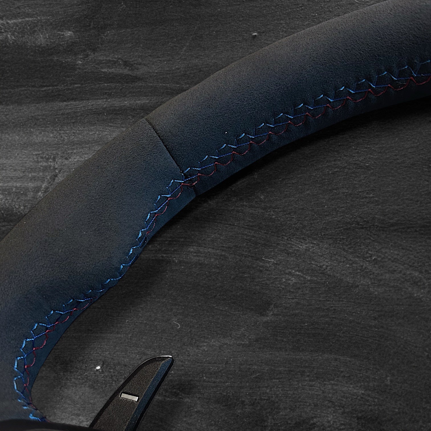 BMW F-Serie Alcantara Ratt m/ Blå Stripe & M-Sømmer