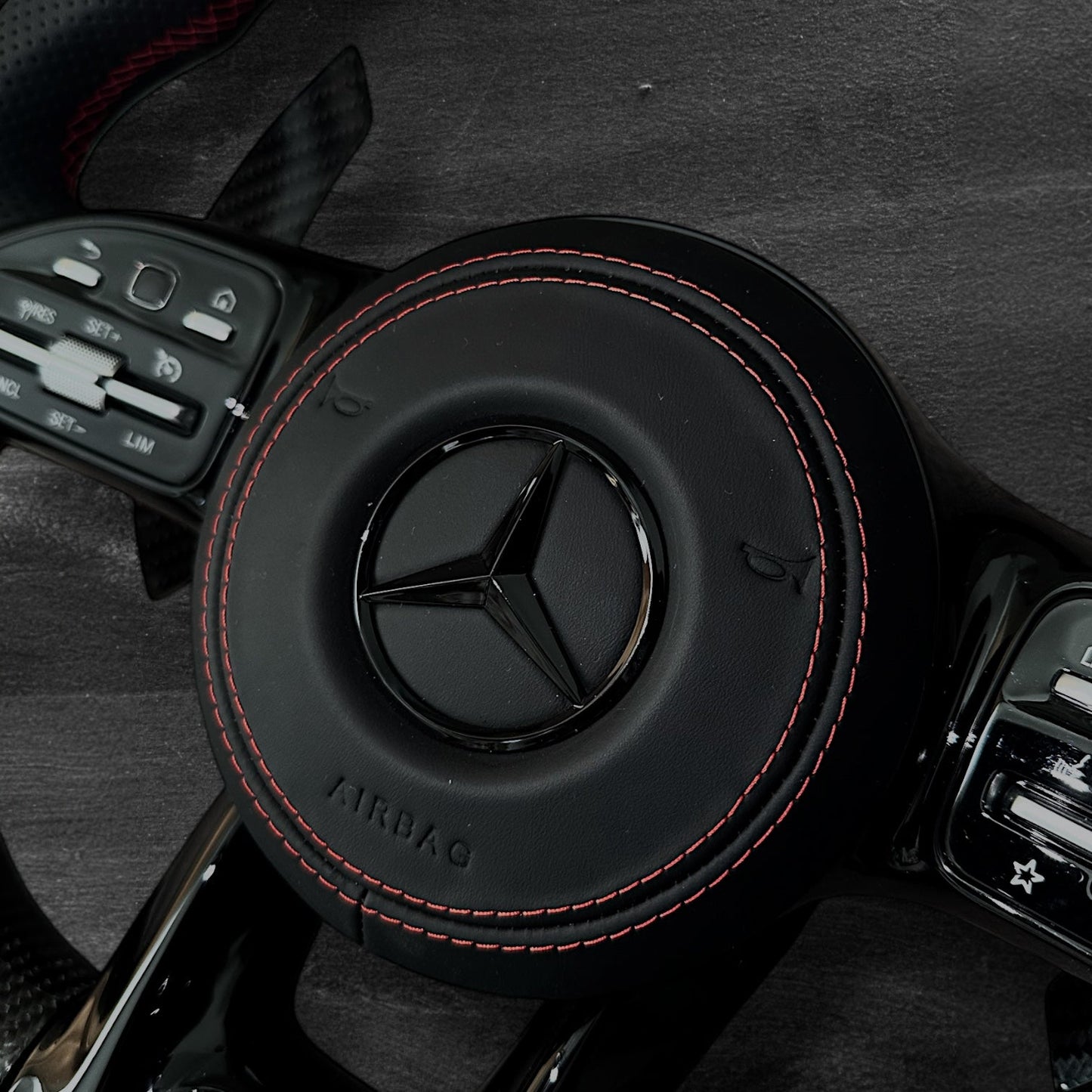 Mercedes AMG Ratt - Carbon & Perforert Skinn m/ LED Display