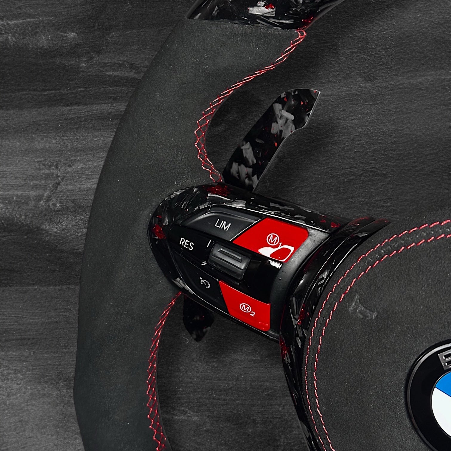 BMW F-Serie Ratt - Forged Carbon med rød flak & Alcantara m/ LED Display