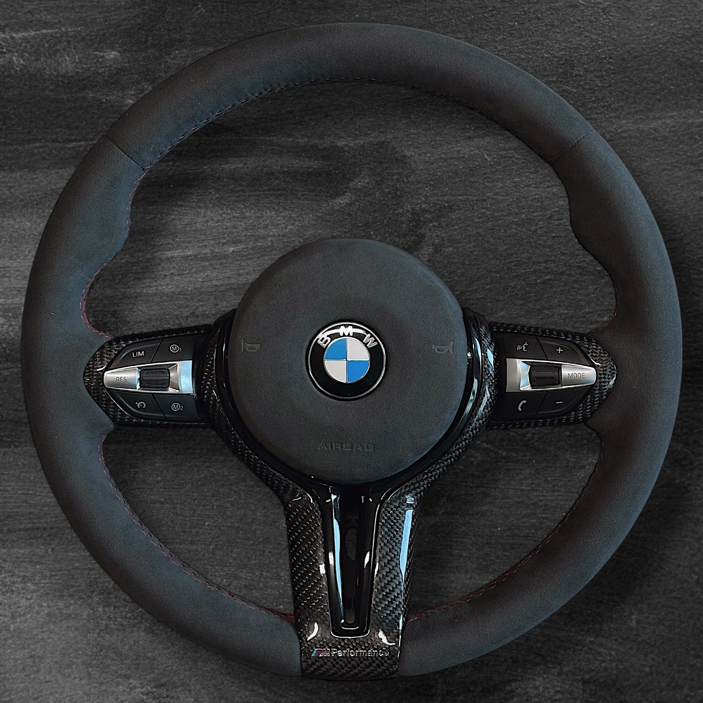 BMW F-Serie Alcantara Ratt m/ Røde Sømmer & Karbon Deksel