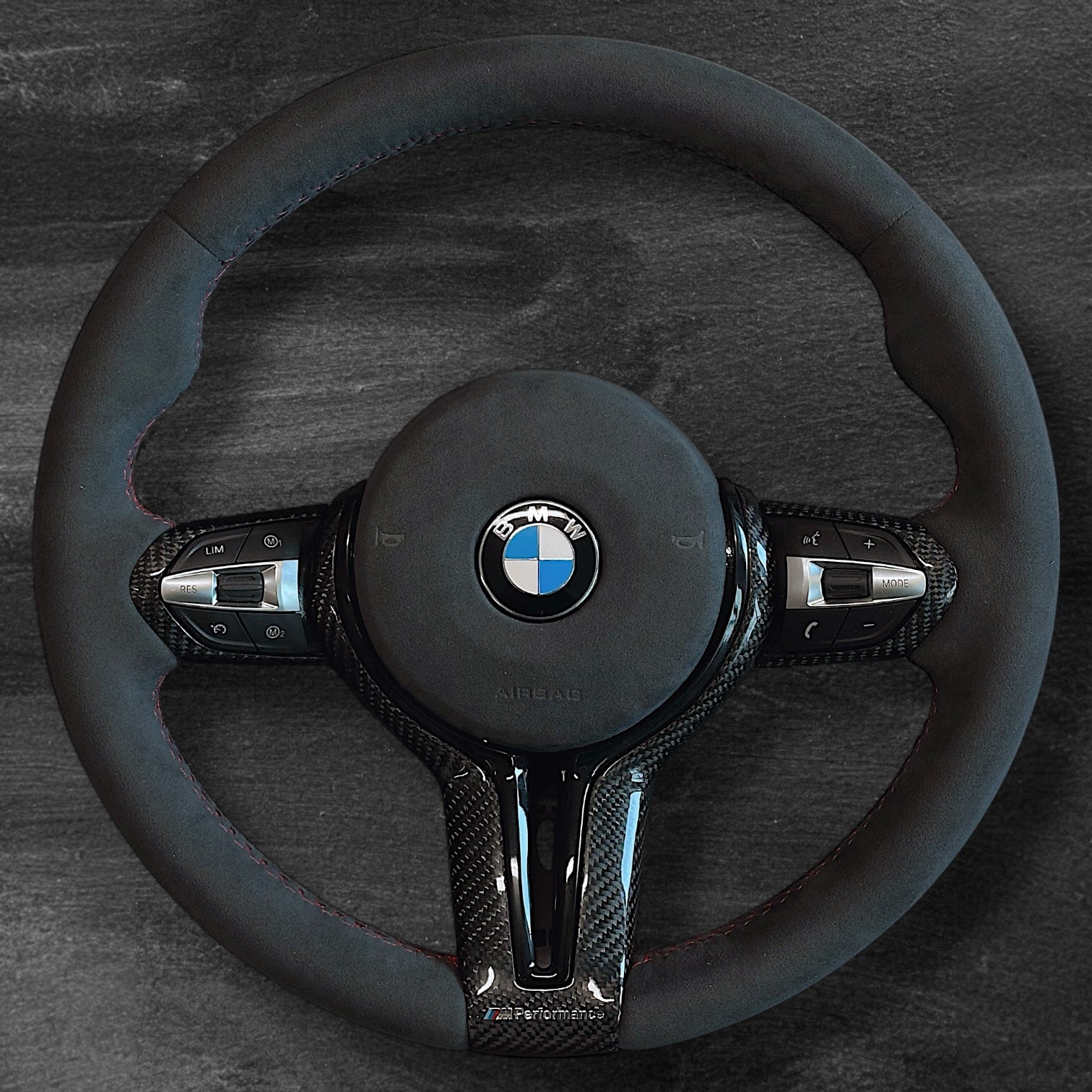 BMW F-Serie Alcantara Ratt m/ Røde Sømmer & Karbon Deksel
