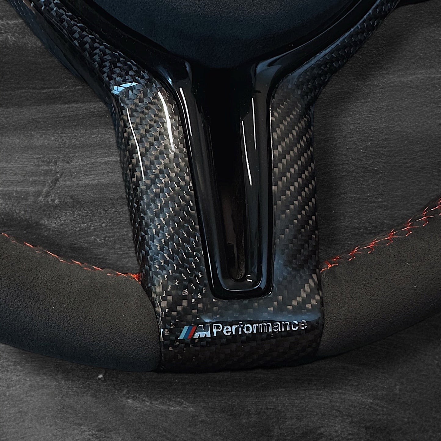 BMW F-Serie Alcantara Ratt m/ Røde Sømmer & Karbon Deksel