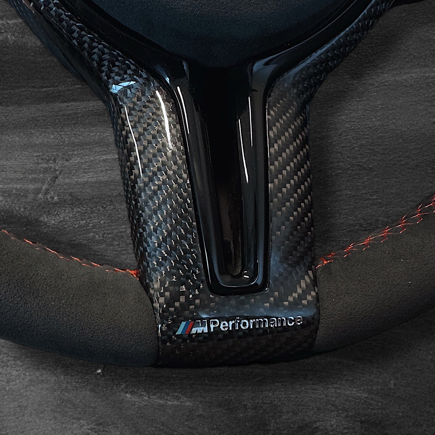 BMW F-Serie Alcantara Ratt m/ Røde Sømmer & Karbon Deksel