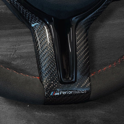 BMW F-Serie Alcantara Ratt m/ Røde Sømmer & Karbon Deksel