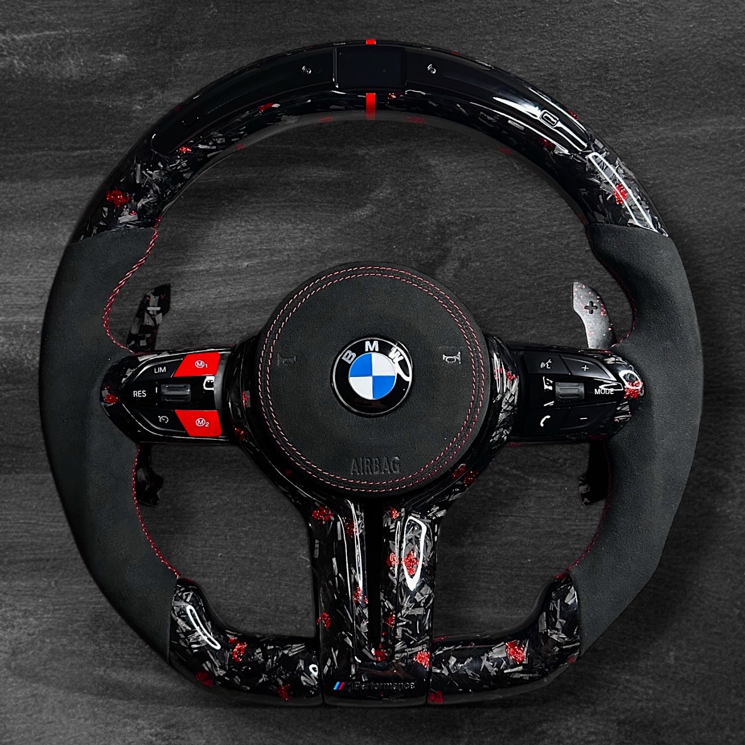 BMW F-Serie Ratt - Forged Carbon med rød flak & Alcantara m/ LED Display