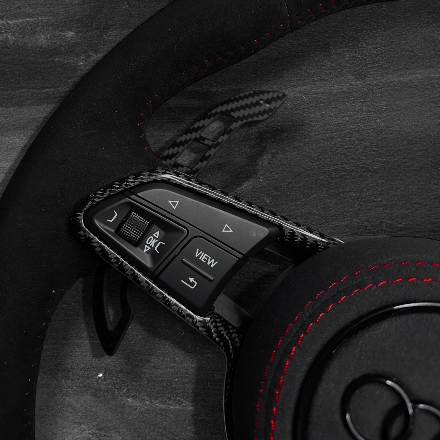 Audi TT/R8 Ratt - Alcantara m/ Carbon Deksel