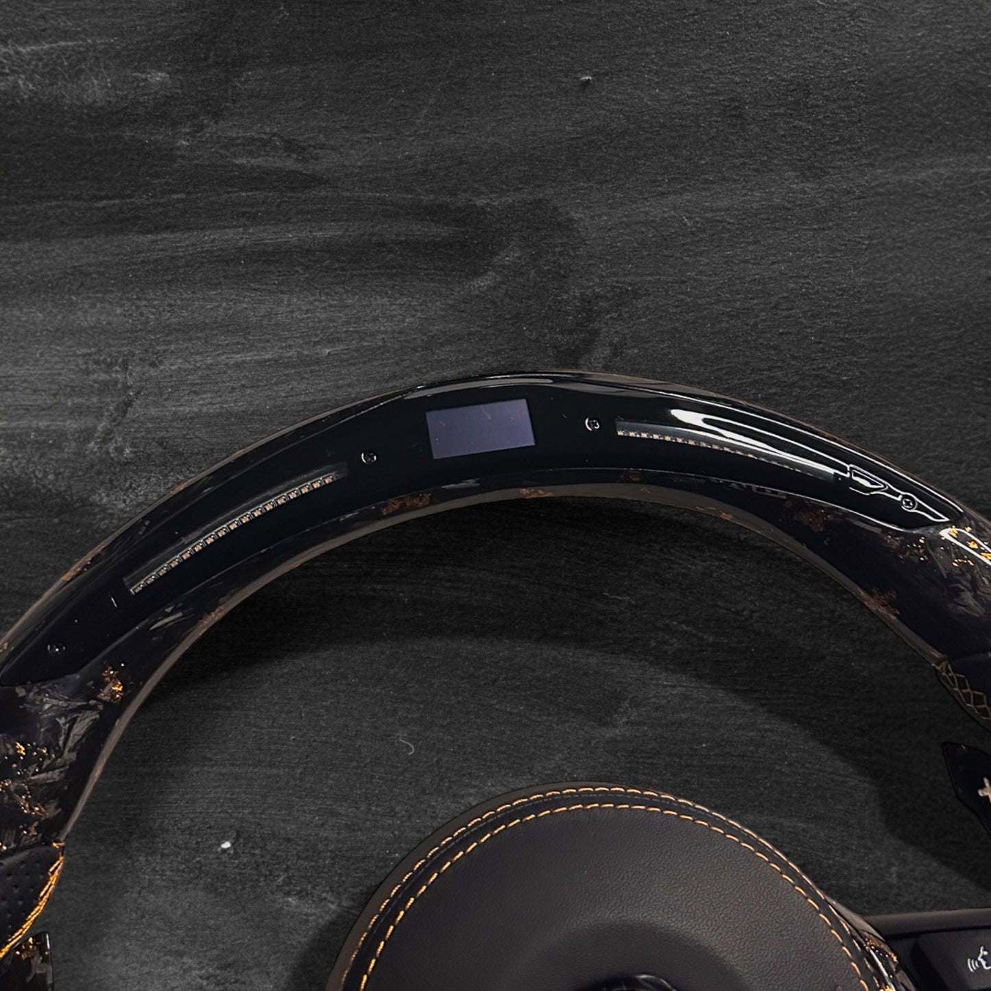 BMW F-Serie Ratt - Forged Carbon med rød flak & Alcantara m/ LED Display