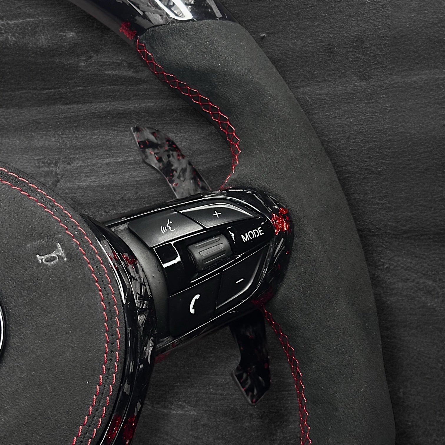 BMW F-Serie Ratt - Forged Carbon med rød flak & Alcantara m/ LED Display