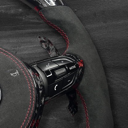 BMW F-Serie Ratt - Forged Carbon med rød flak & Alcantara m/ LED Display