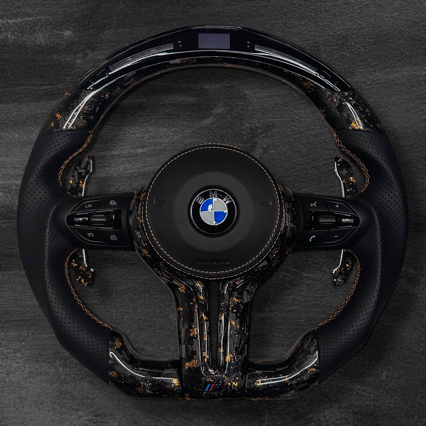 BMW F-Serie Ratt - Forged Carbon med rød flak & Alcantara m/ LED Display