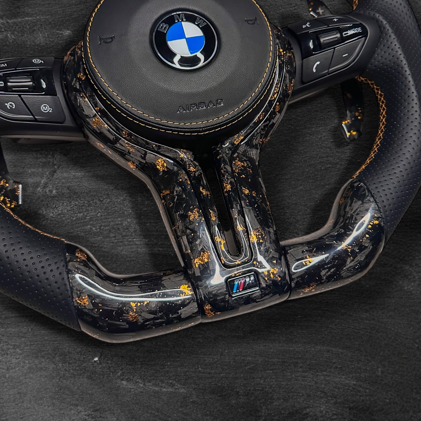 BMW F-Serie Ratt - Forged Carbon med rød flak & Alcantara m/ LED Display