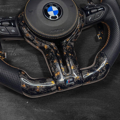 BMW F-Serie Ratt - Forged Carbon med rød flak & Alcantara m/ LED Display