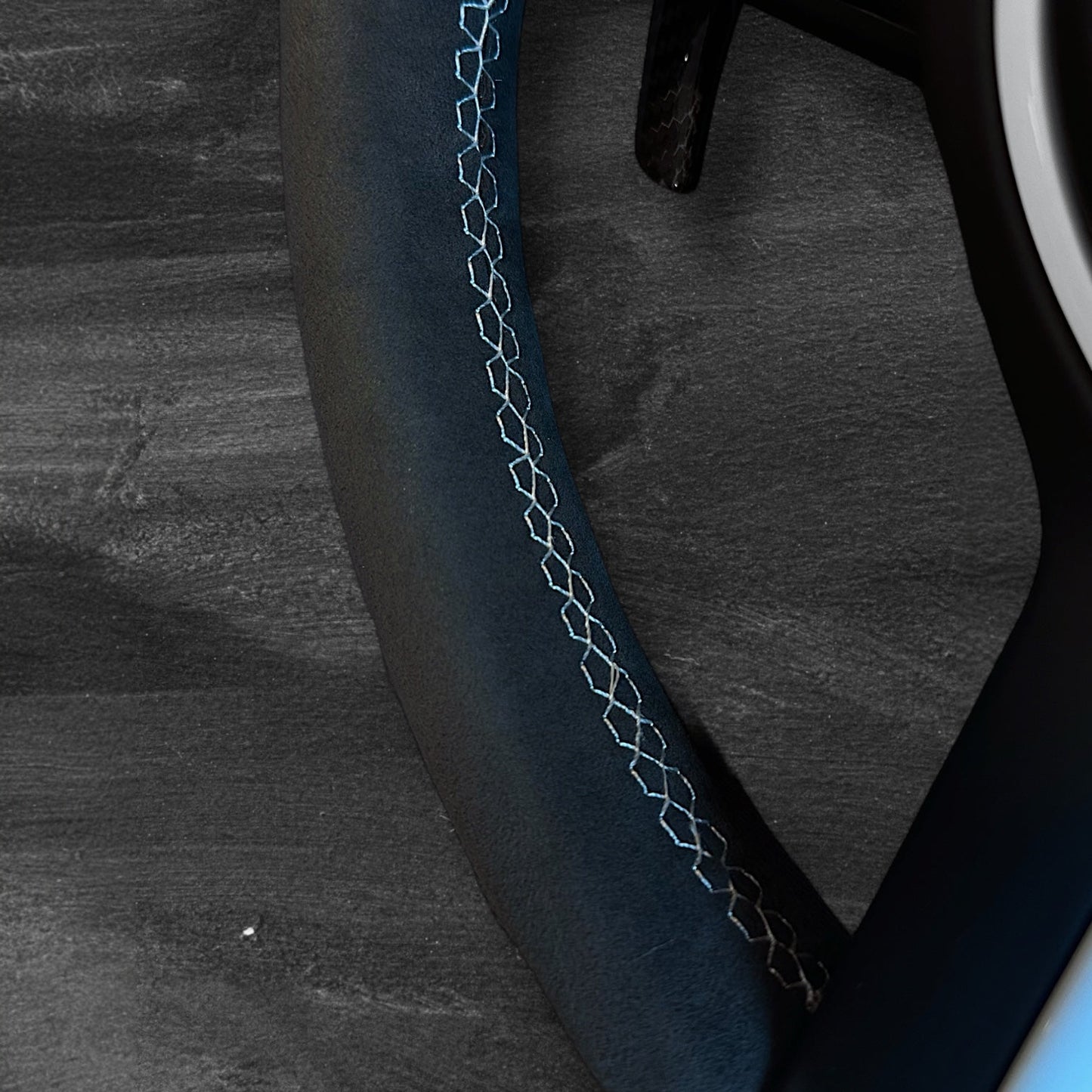 BMW F-Serie Alcantara Ratt m/ Hvite Detaljer