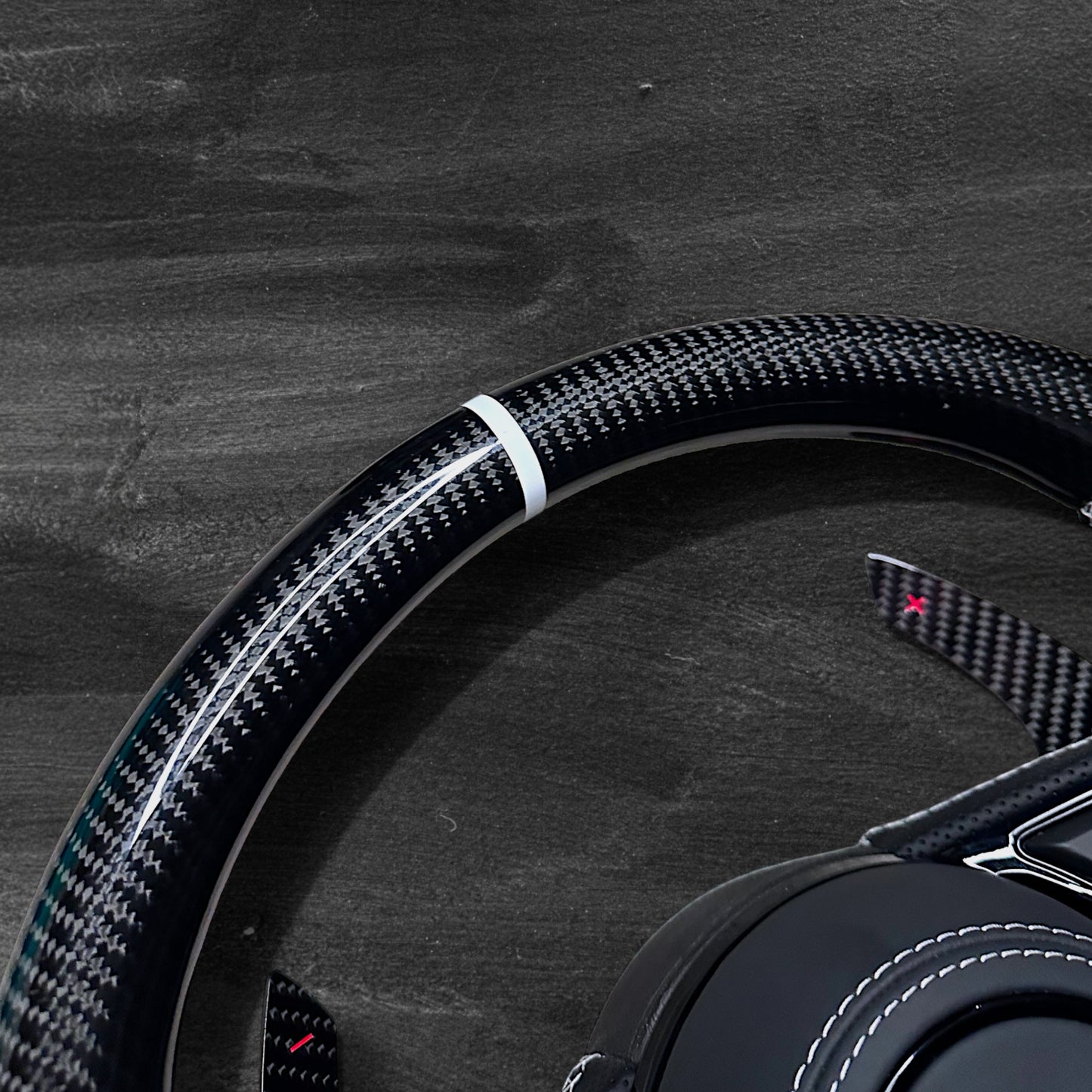 Audi RS B9 Ratt - Carbon & Skinn m/ Stripe & Chrome Delete