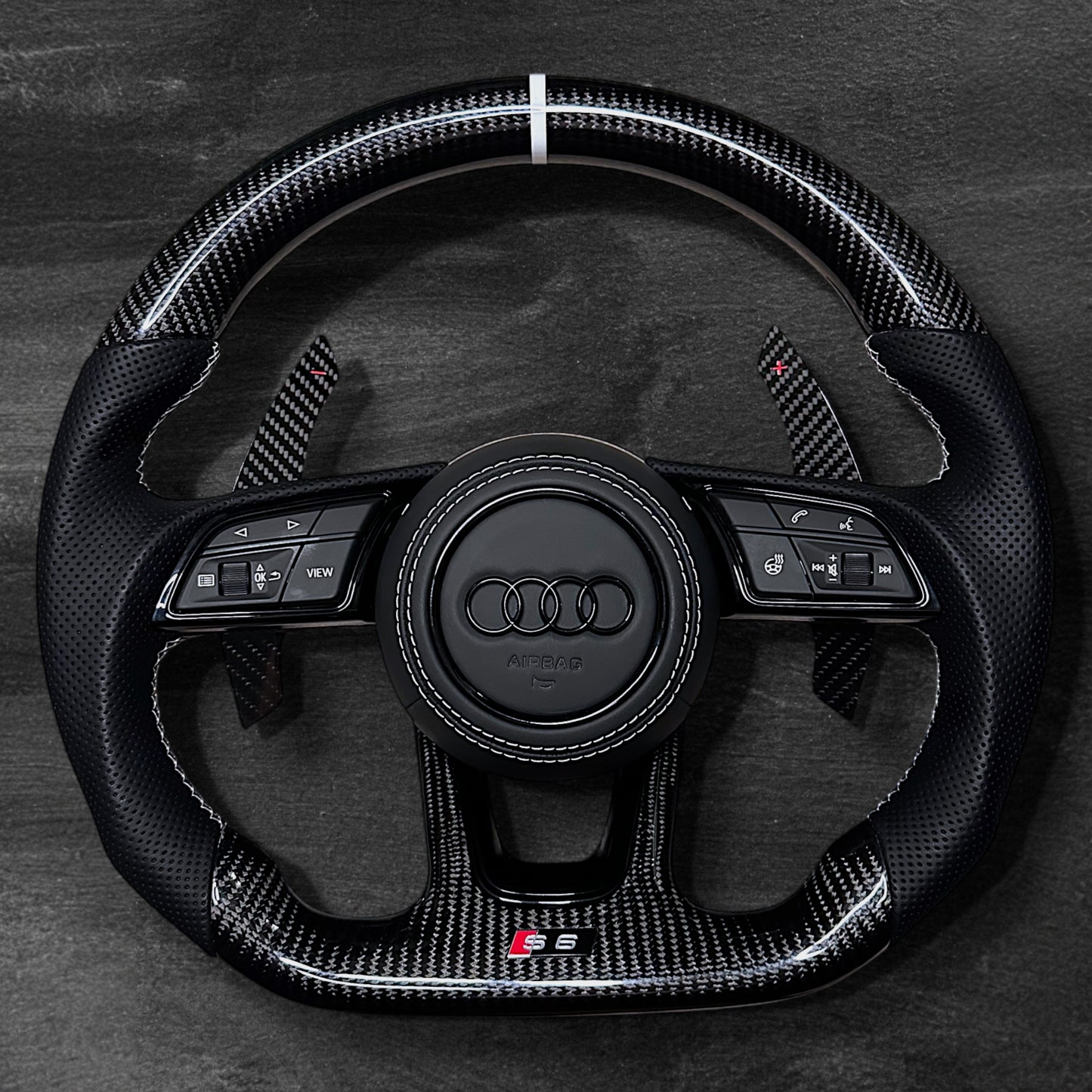 Audi RS B9 Ratt - Carbon & Skinn m/ Stripe & Chrome Delete