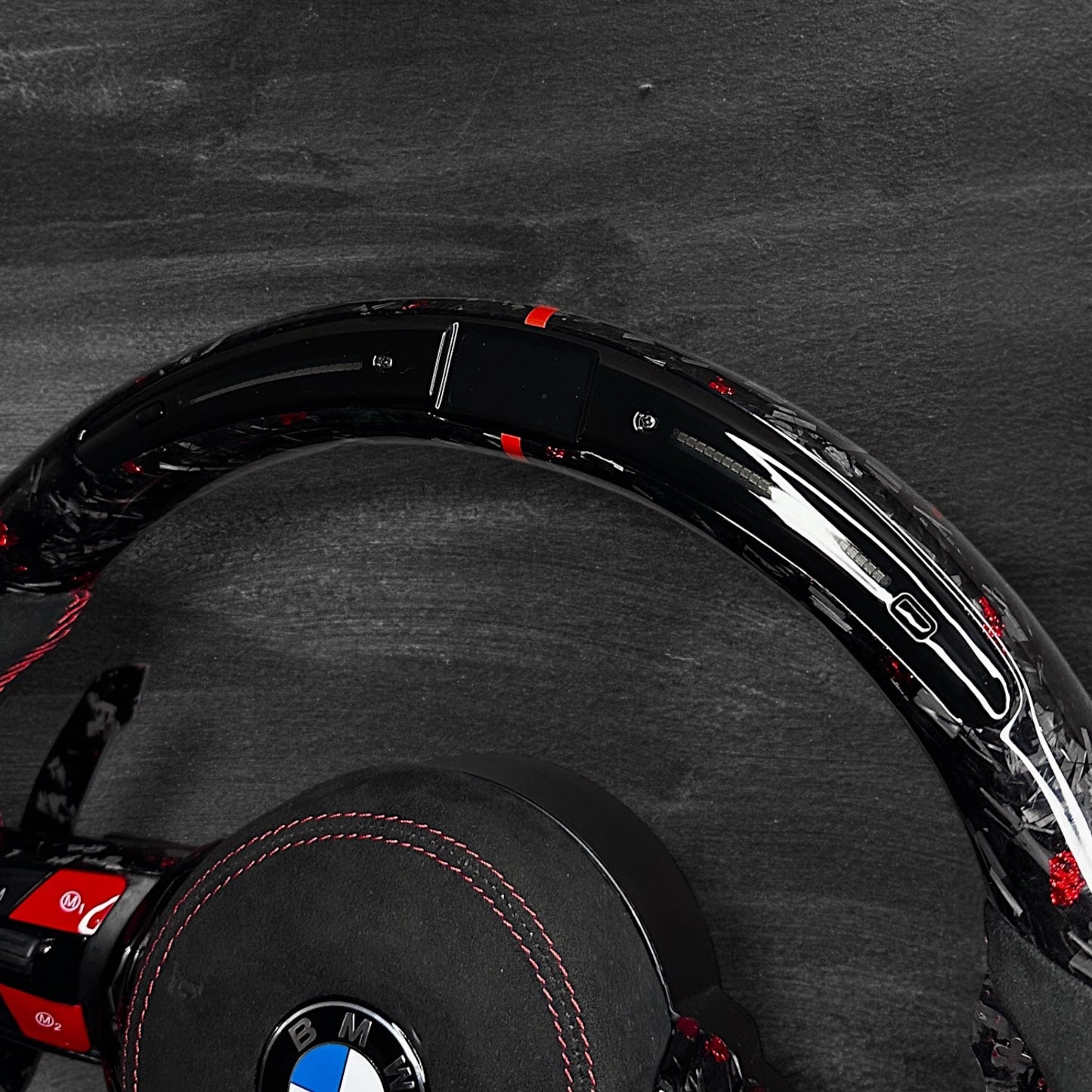 BMW F-Serie Ratt - Forged Carbon med rød flak & Alcantara m/ LED Display