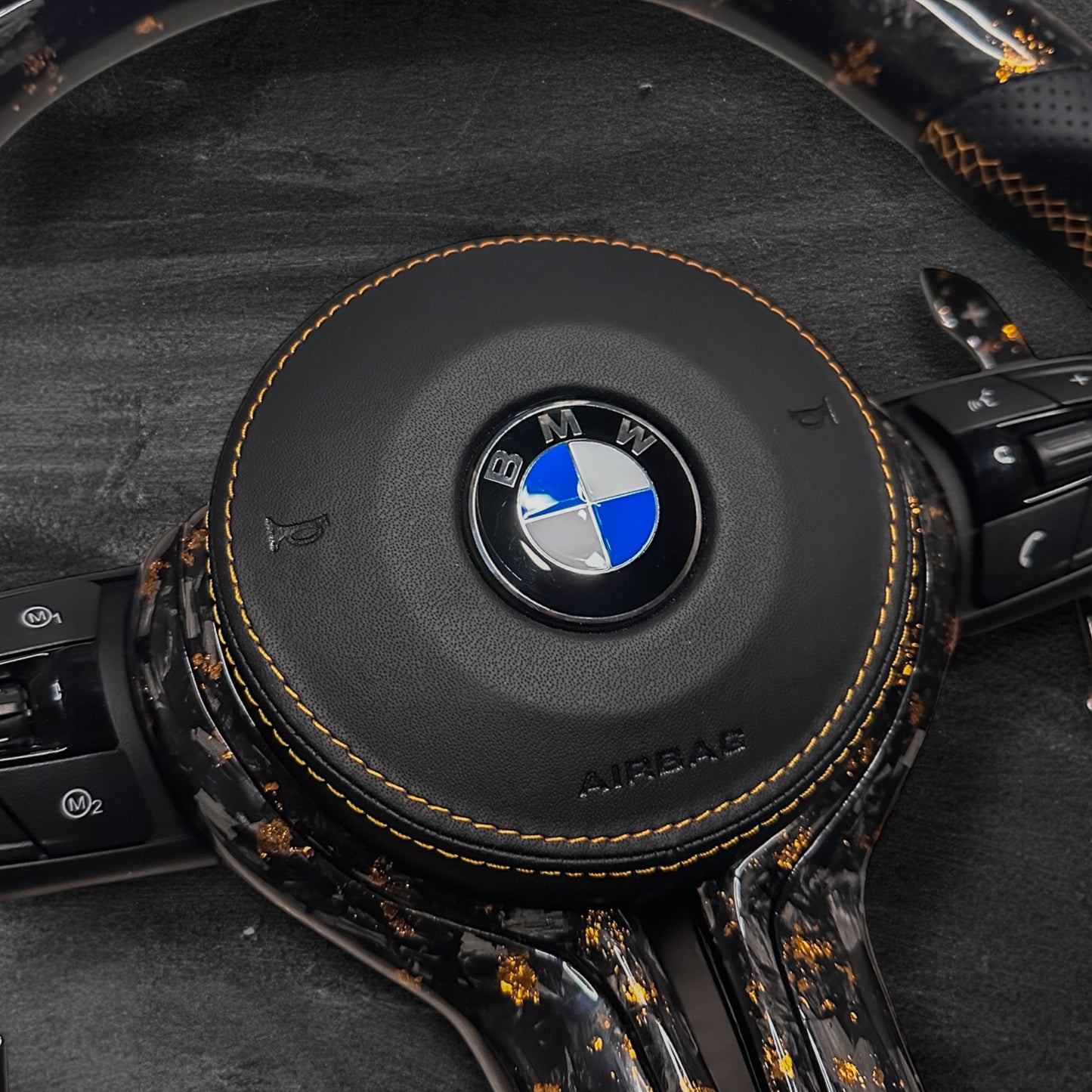 BMW F-Serie Ratt - Forged Carbon med rød flak & Alcantara m/ LED Display