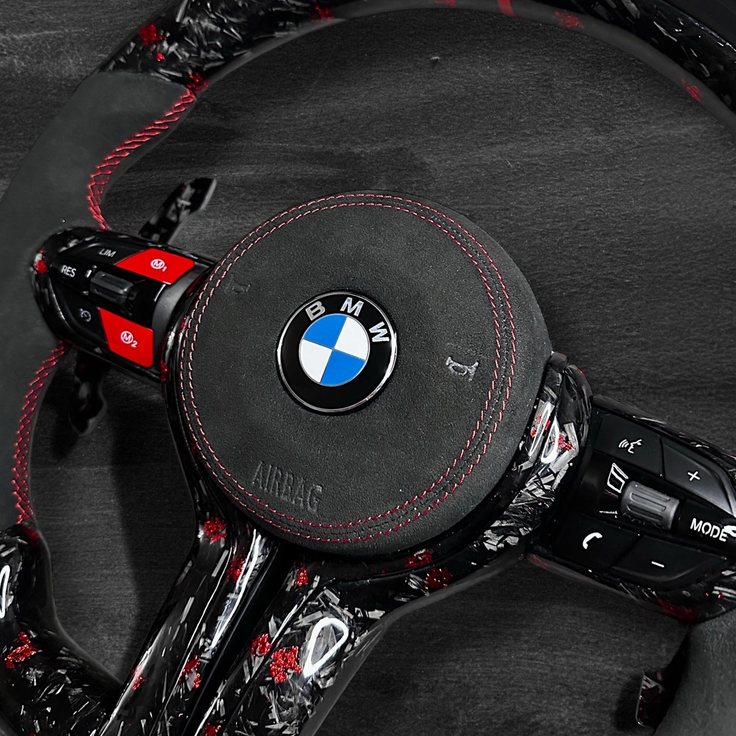 BMW F-Serie Ratt - Forged Carbon med rød flak & Alcantara m/ LED Display