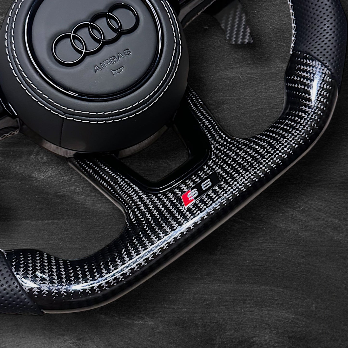 Audi RS B9 Ratt - Carbon & Skinn m/ Stripe & Chrome Delete