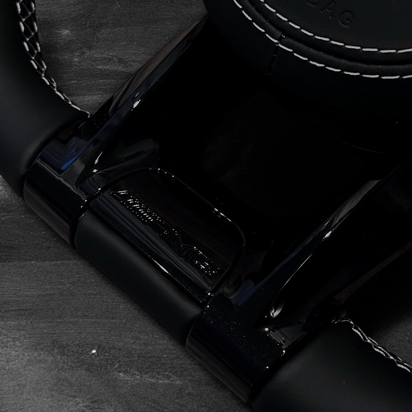 Mercedes AMG Skinn Ratt m/ All-Black Look & Hvite Detaljer
