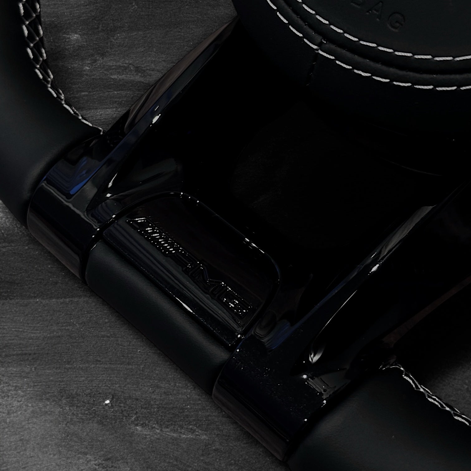 Mercedes AMG Skinn Ratt m/ All-Black Look & Hvite Detaljer