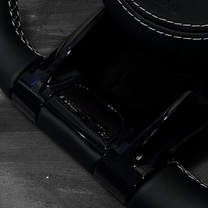 Mercedes AMG Skinn Ratt m/ All-Black Look & Hvite Detaljer