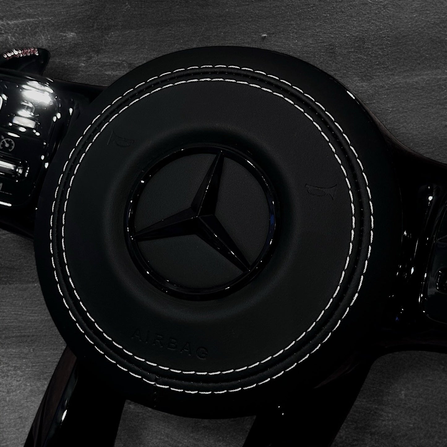 Mercedes AMG Skinn Ratt m/ All-Black Look & Hvite Detaljer