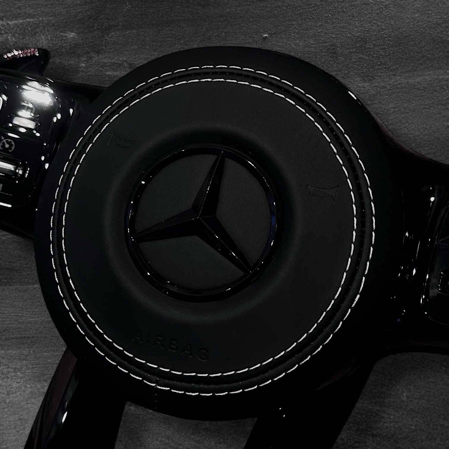 Mercedes AMG Skinn Ratt m/ All-Black Look & Hvite Detaljer
