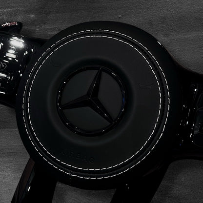 Mercedes AMG Skinn Ratt m/ All-Black Look & Hvite Detaljer