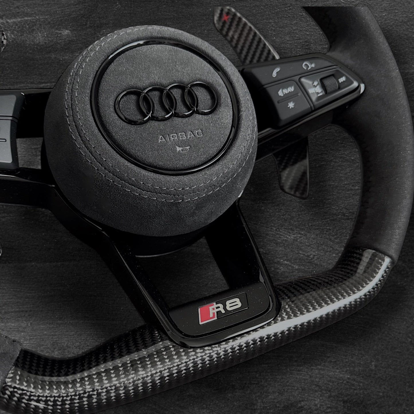 Audi R8 Carbon/Alcantara Ratt m/ RPM Skjerm & Sorte Detaljer