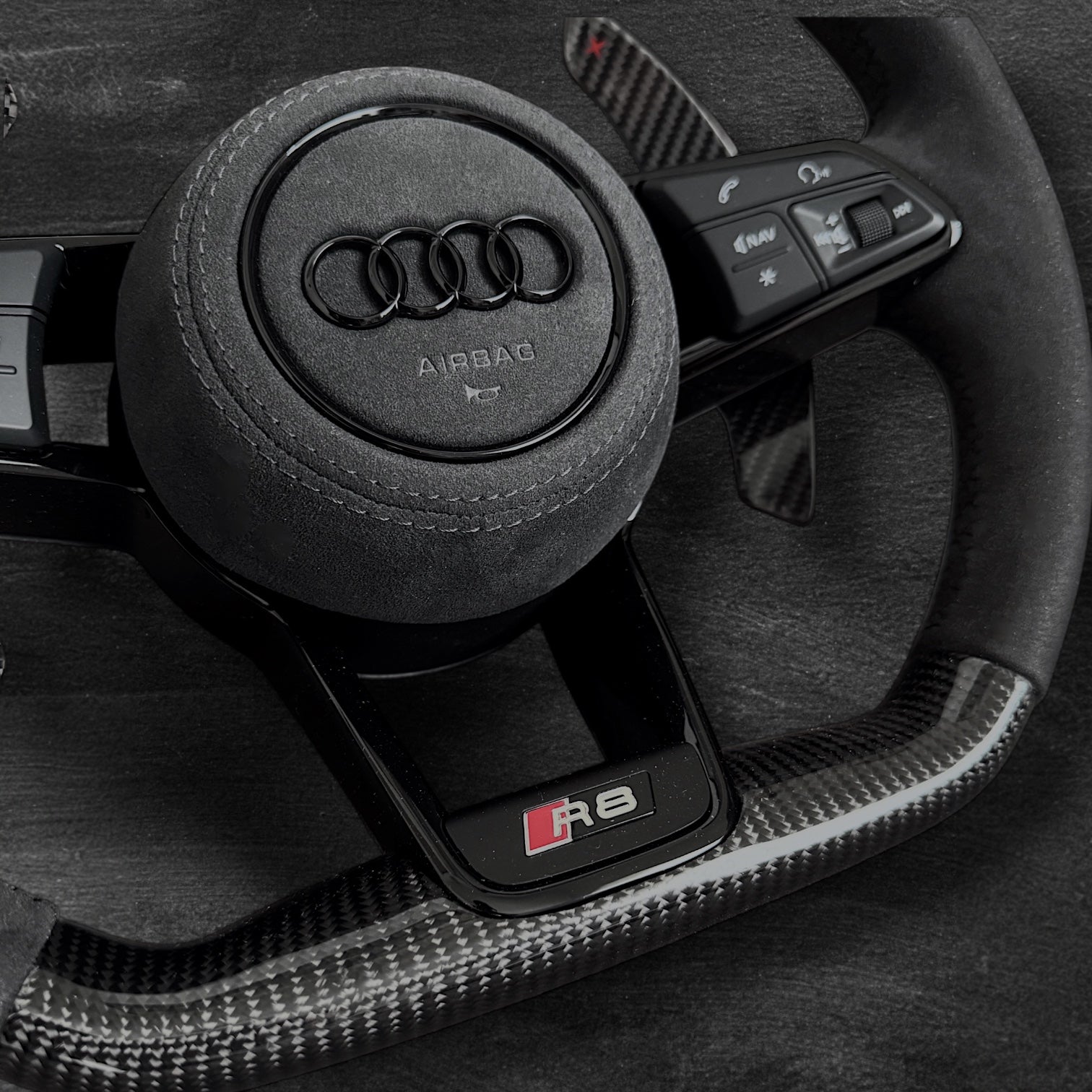 Audi R8 Carbon/Alcantara Ratt m/ RPM Skjerm & Sorte Detaljer