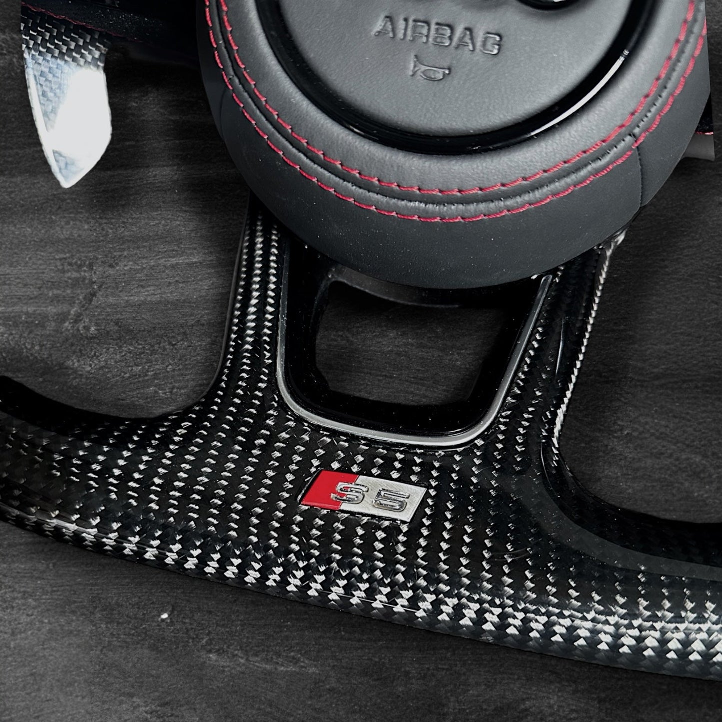 Audi RS B9 Carbon/Skinn ratt m/ Rød Detaljer