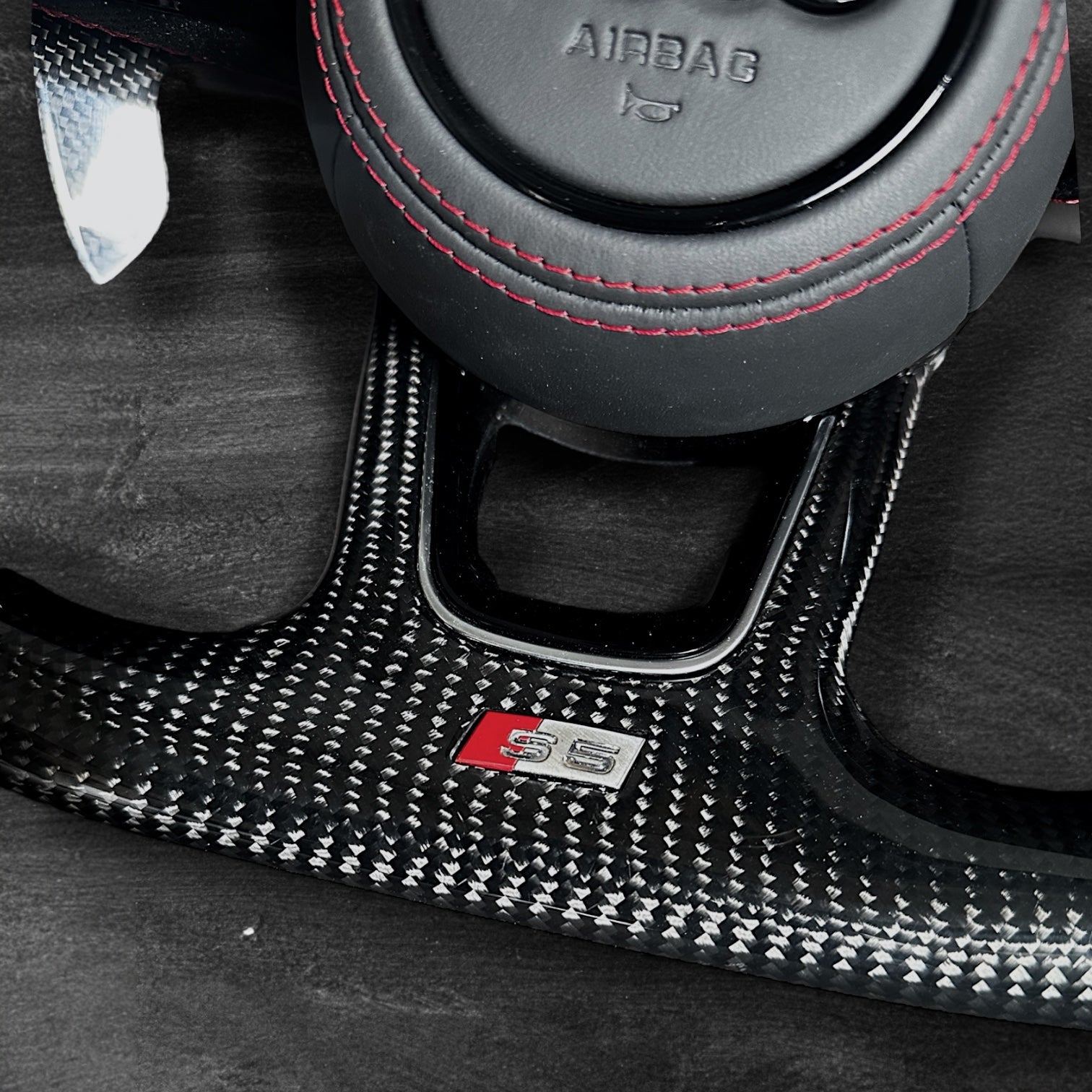Audi RS B9 Carbon/Skinn ratt m/ Rød Detaljer