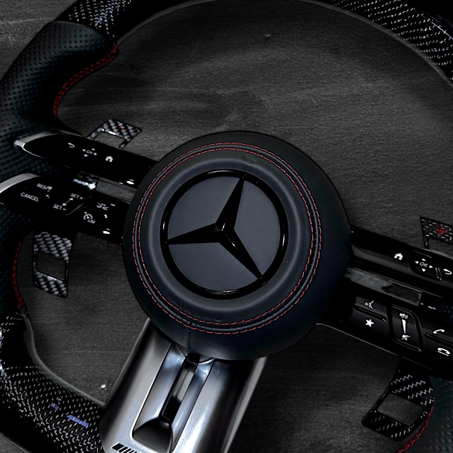 Mercedes AMG Dragonfly Ratt - Carbon & Perforert Skinn m/ LED Skjerm