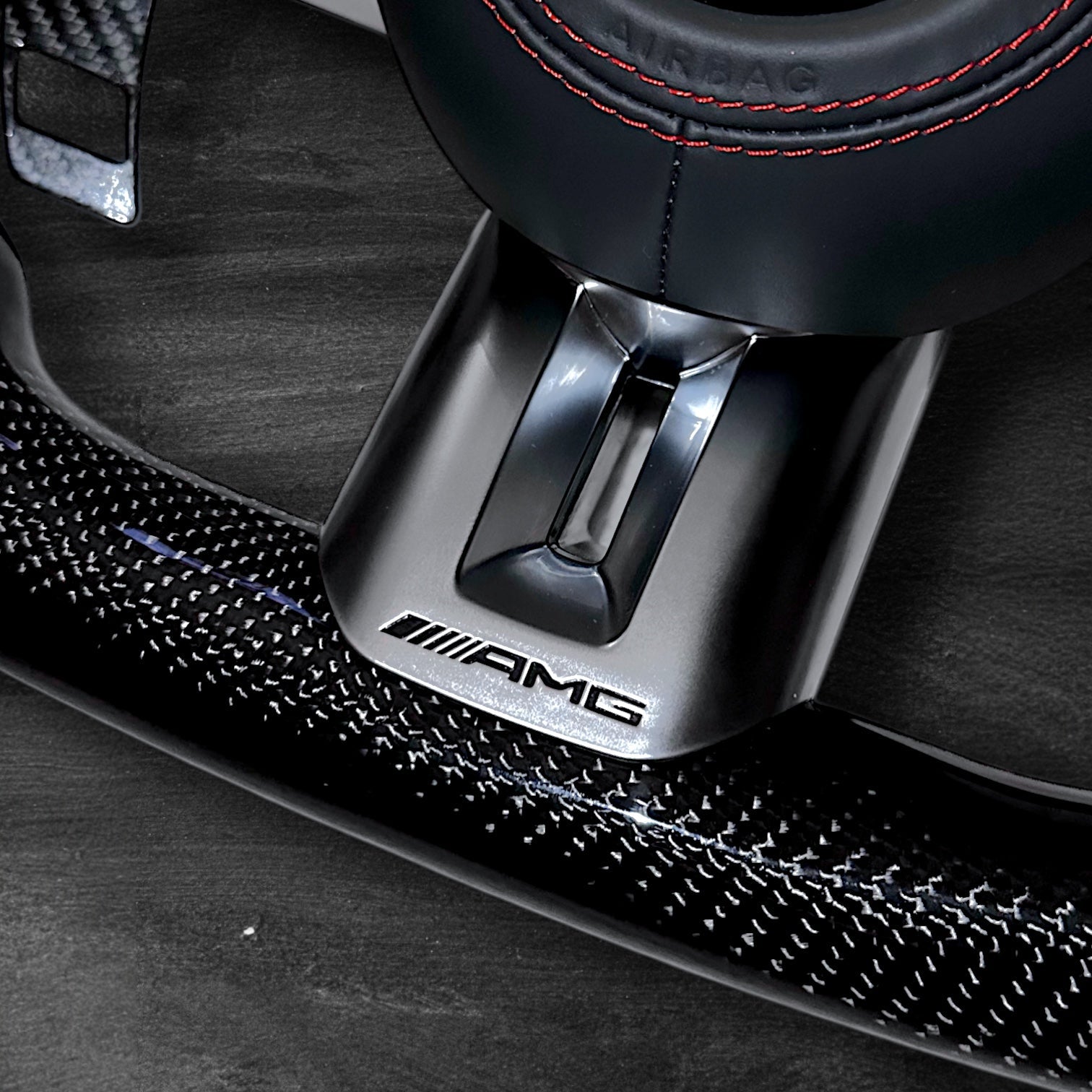Mercedes AMG Dragonfly Ratt - Carbon & Perforert Skinn m/ LED Skjerm