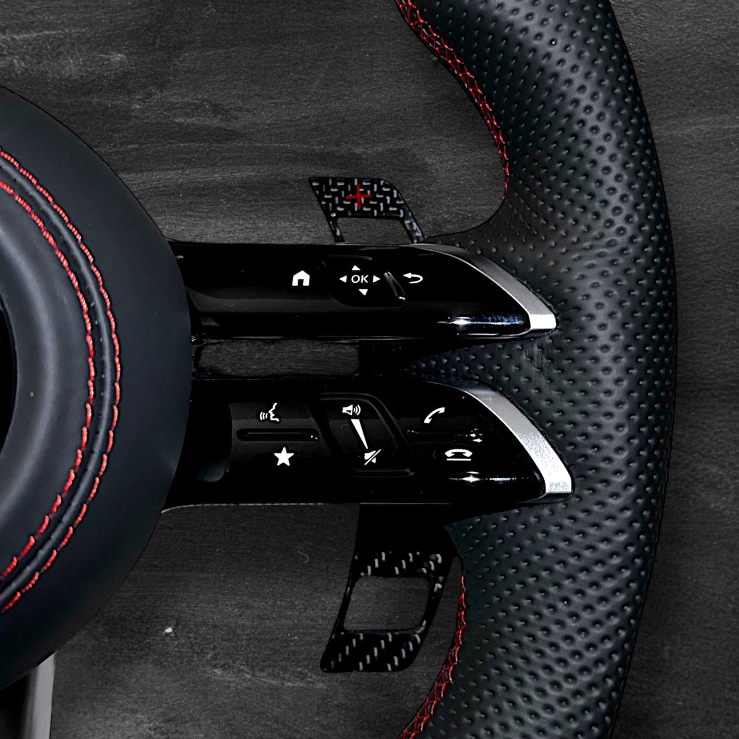 Mercedes AMG Dragonfly Ratt - Carbon & Perforert Skinn m/ LED Skjerm