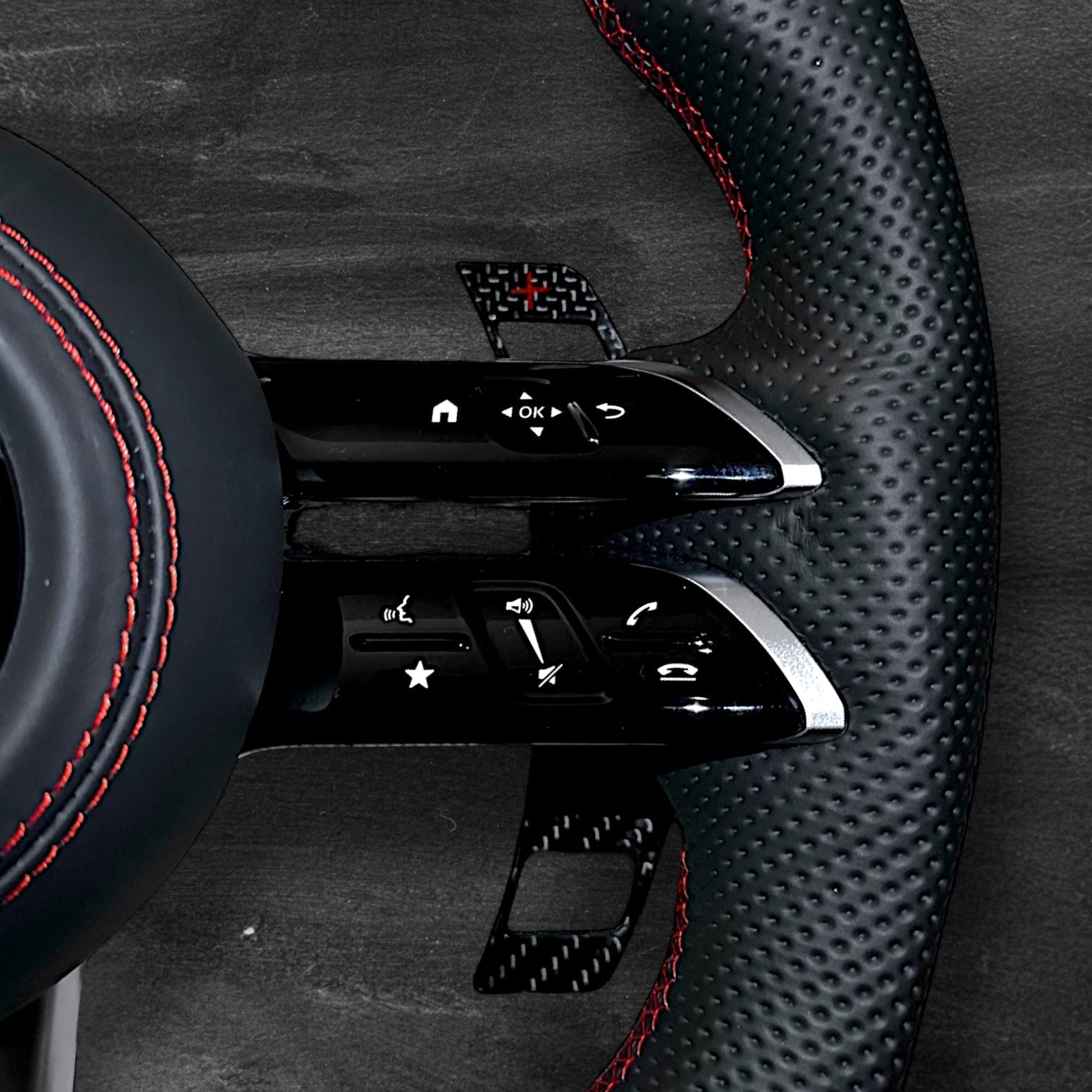 Mercedes AMG Dragonfly Ratt - Carbon & Perforert Skinn m/ LED Skjerm