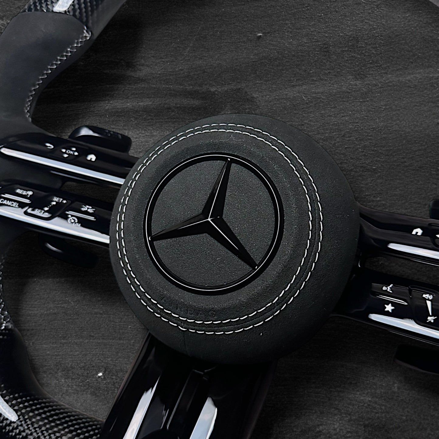 Mercedes AMG Dragonfly-ratt - kolfiber och alcantara med specialdesignad krockkudde och svarta detaljer