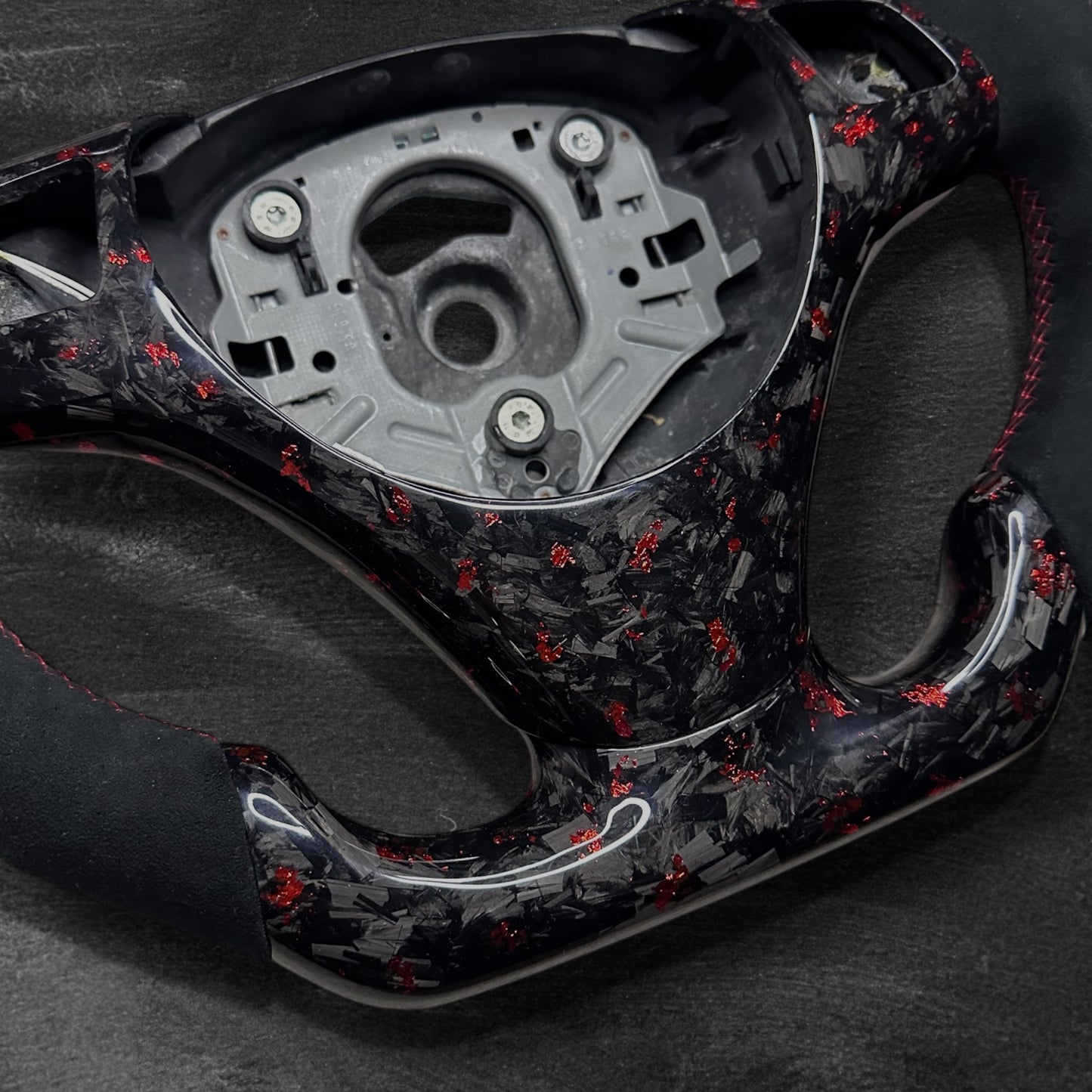 BMW E-Serie Ratt - Forged Carbon med flakes & Alcantara m/ LED Display