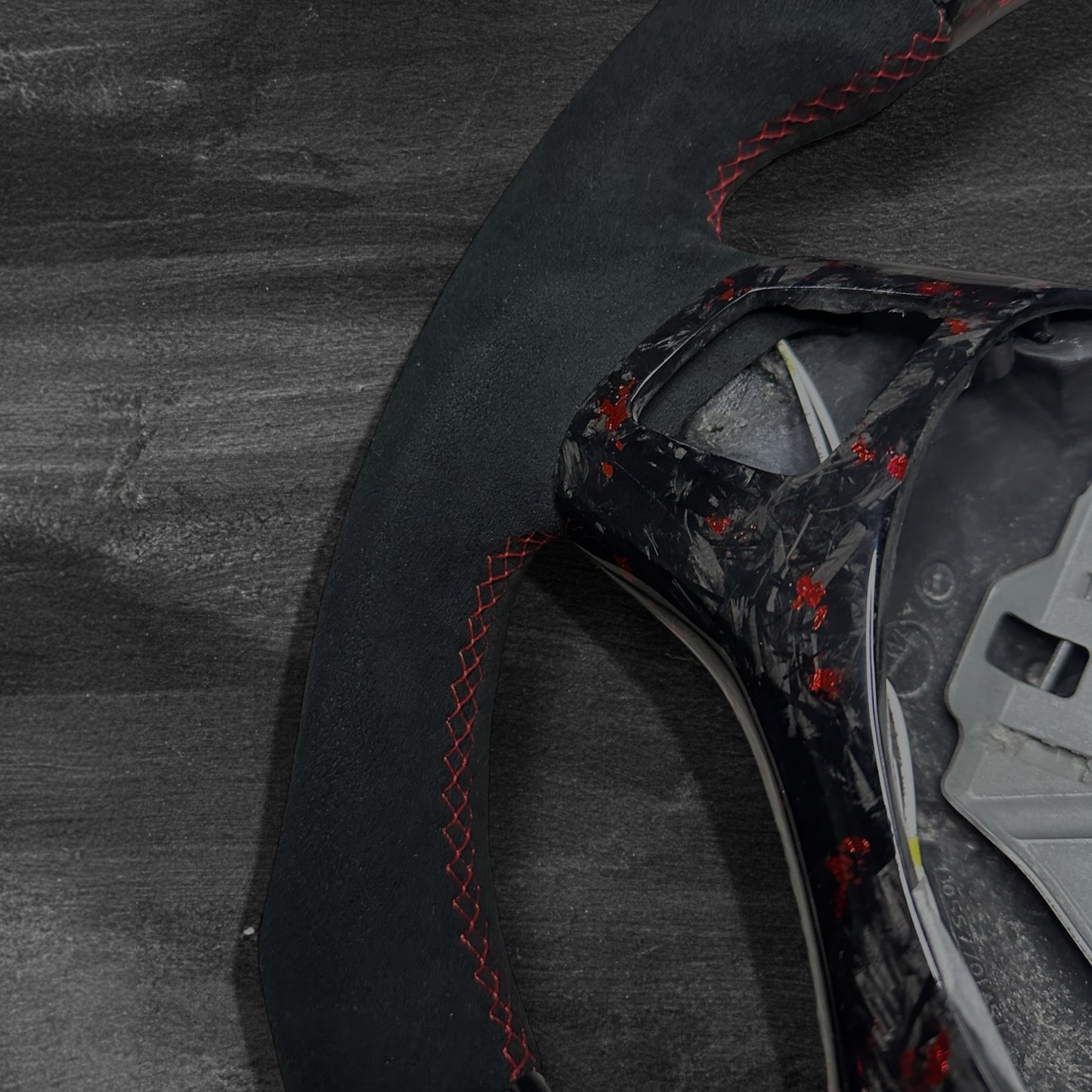 BMW E-Serie Ratt - Forged Carbon med flakes & Alcantara m/ LED Display