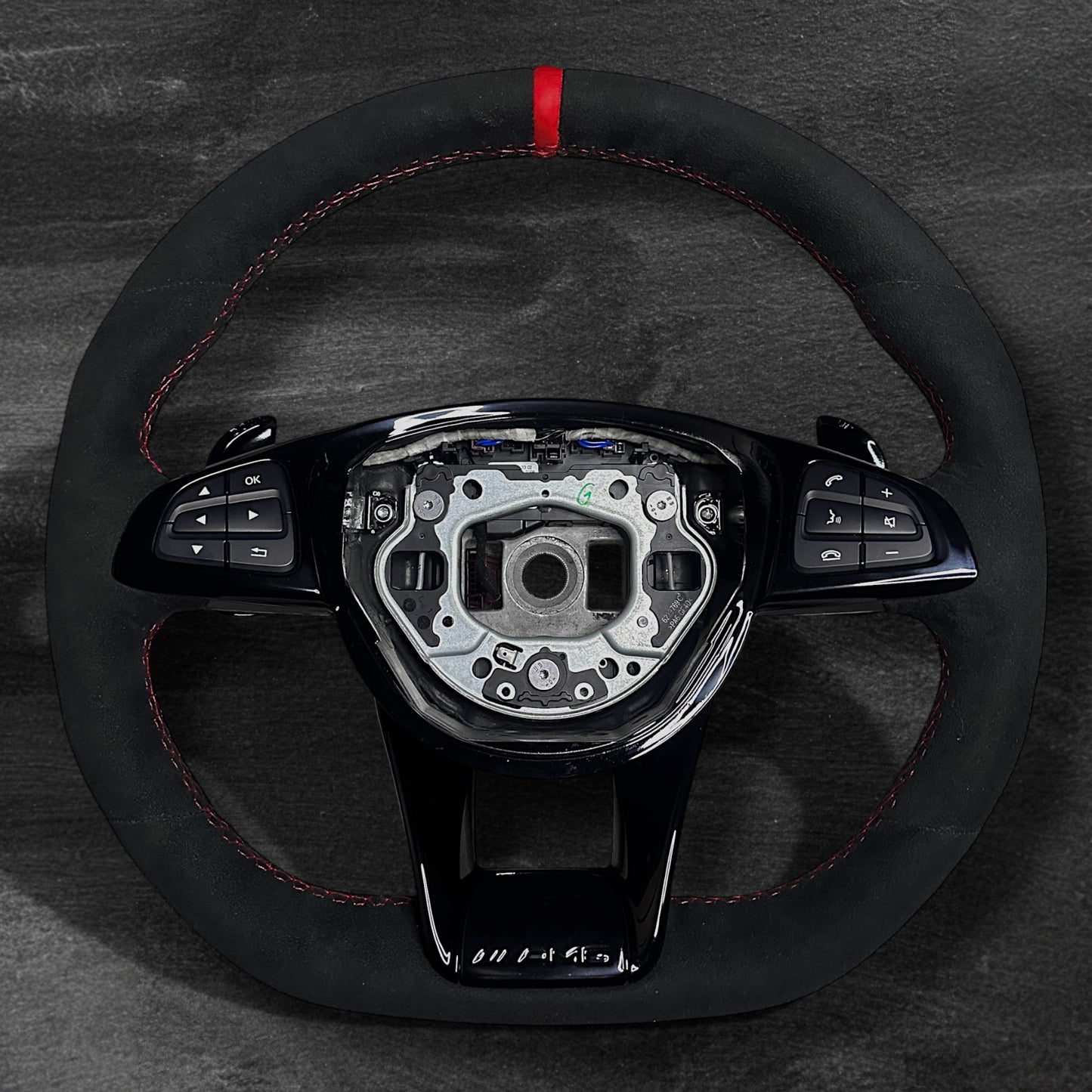 Mercedes AMG Dragonfly-ratt - kolfiber och alcantara med specialdesignad krockkudde och svarta detaljer