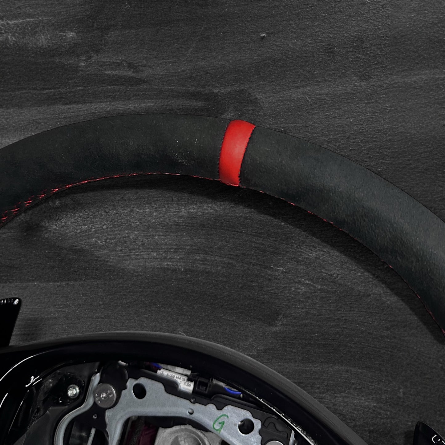 Mercedes AMG Dragonfly-ratt - kolfiber och alcantara med specialdesignad krockkudde och svarta detaljer