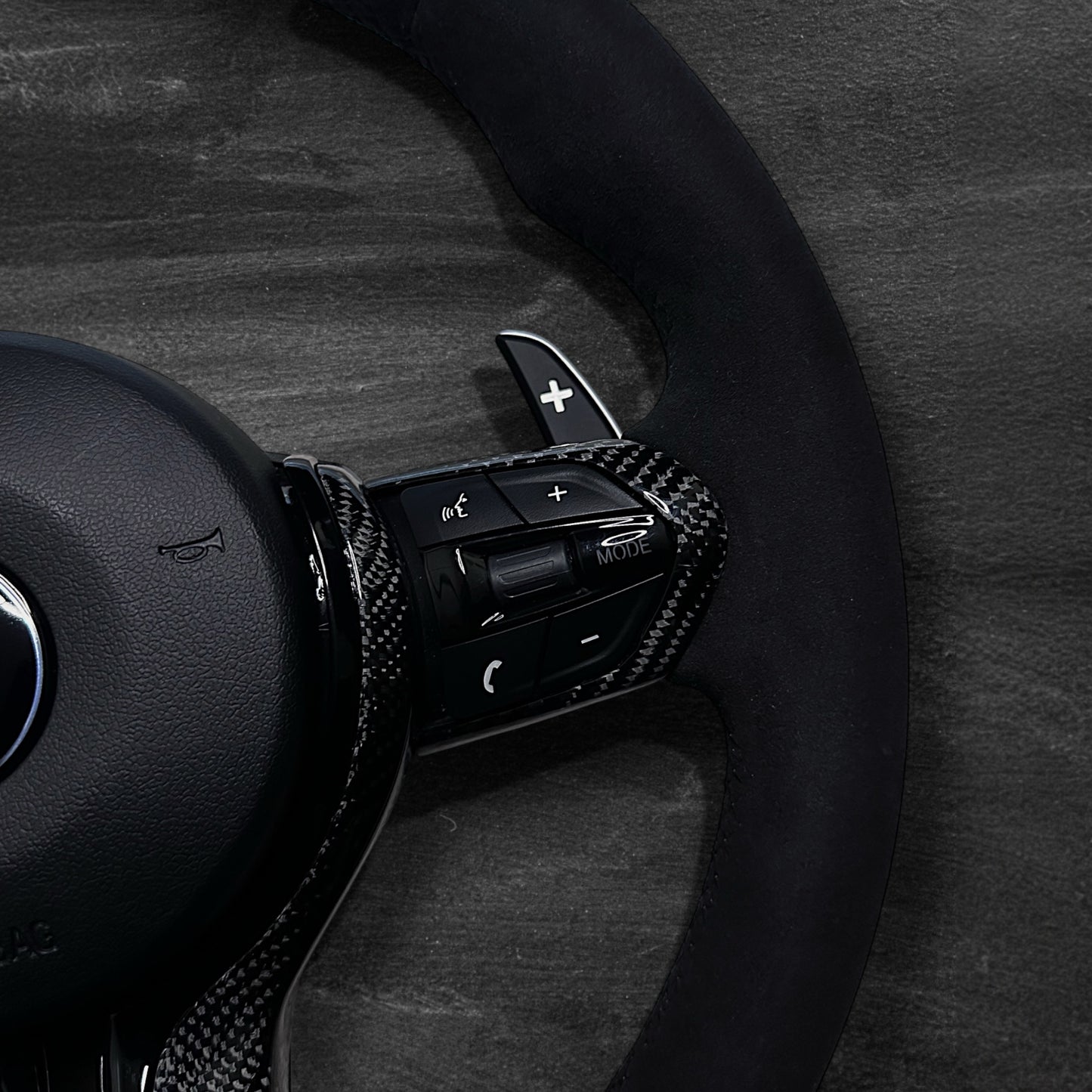 BMW F-Serie Ratt - Alcantara m/ LED Display & Carbon Detaljer